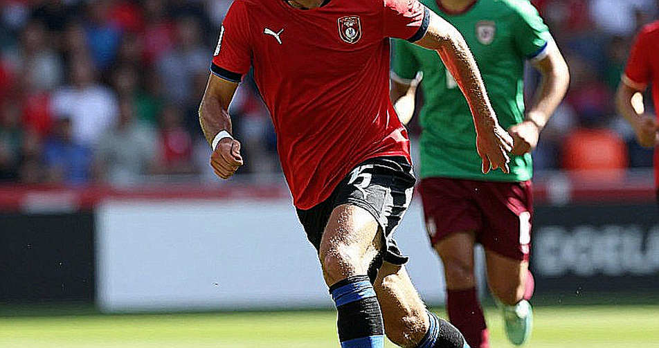 Khi hồ sơ nguồn trống rỗng: Arp, St. Pauli và cách đọc một tài năng trẻ bằng lớp trầm tích