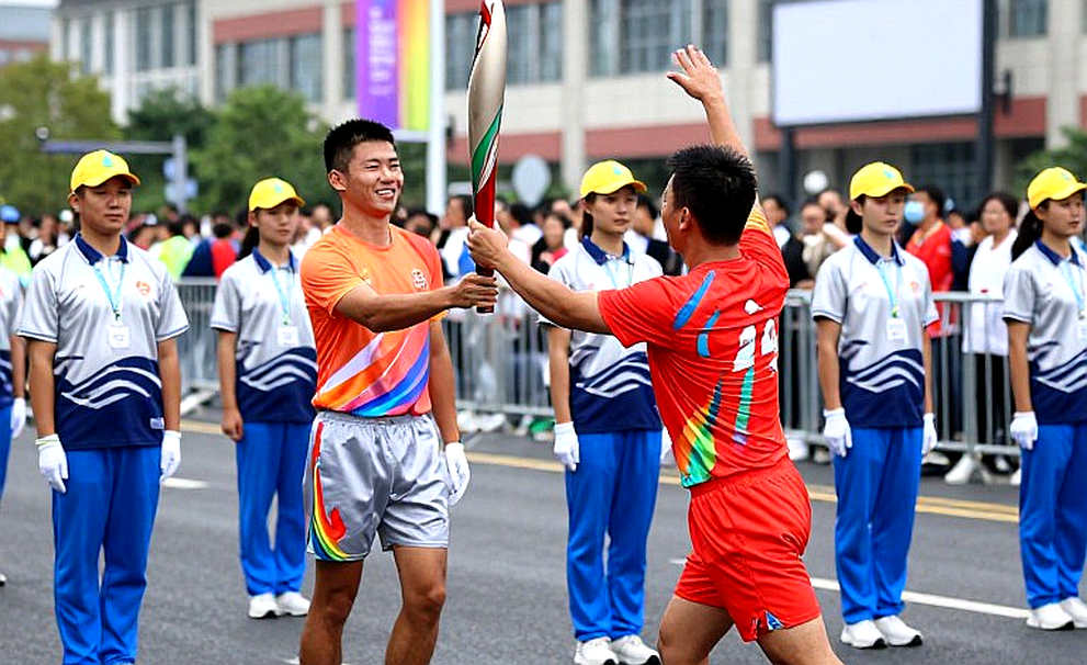 Còi im lặng: Khi trọng tài biến trận đấu thành trò chơi và cái giá của sự thật Còi im lặng: Khi trọng tài biến trận đấu thành trò chơi và cái giá của sự thật